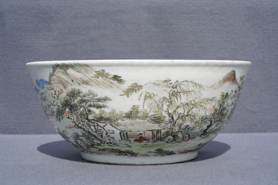 Un grand bol en porcelaine de Chine qianjiang cai &agrave; d&eacute;cor d'un paysage, 20&egrave;me