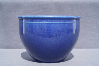 A Chinese monochrome blue jardini&egrave;re, 18/19th C.