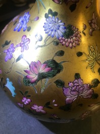 Un vase de forme bouteille en porcelaine de Chine famille rose &agrave; fond dor&eacute;, marque de Qianlong, 19/20&egrave;me