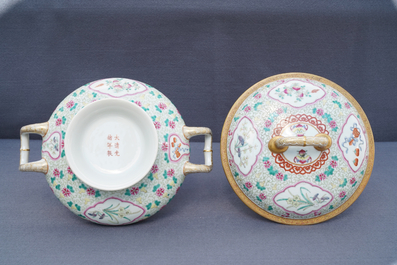 Une terrine couverte en porcelaine de Chine famille rose, marque de Guangxu, 19/20&egrave;me