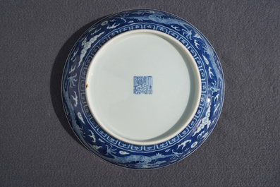 Une assiette en porcelaine de Chine bleu et blanc &agrave; d&eacute;cor invers&eacute; d'un dragon, marque et prob. &eacute;poque de Daoguang