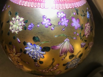 Een Chinese famille rose vaas met floraal decor op vergulde fond, Qianlong merk, 19/20e eeuw