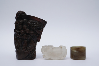 Een Chinese jade boogschuttersring, een hoornen rituele beker en een penselenwasser in Peking glas, 18e eeuw en later