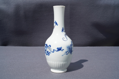 Un vase en porcelaine de Chine bleu, blanc et rouge &agrave; d&eacute;cor d'un dragon, Kangxi