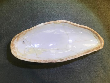 Une paire de terrines couvertes en forme de poissons en porcelaine de Chine, Qianlong