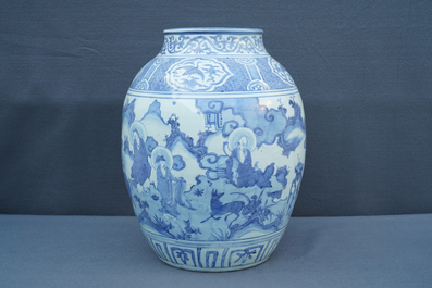 Un grand vase en porcelaine de Chine bleu et blanc &agrave; d&eacute;cor d'immortels, Wanli