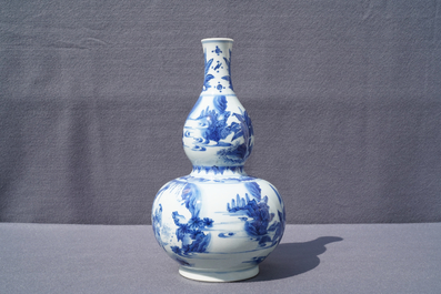 Een Chinese blauwwitte kalebasvaas met figuratief decor, Transitie periode