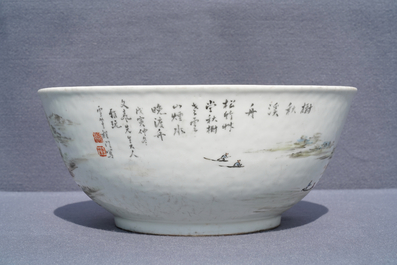 Un grand bol en porcelaine de Chine qianjiang cai &agrave; d&eacute;cor d'un paysage, 20&egrave;me