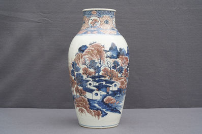 Un vase en porcelaine de Chine bleu, blanc et rouge &agrave; d&eacute;cor d'un paysage, 19&egrave;me