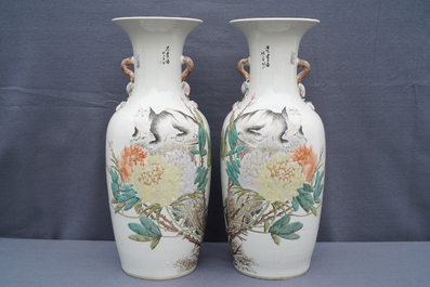 Une paire de vases en porcelaine de Chine qianjiang cai &agrave; d&eacute;cor de chiens P&eacute;kinois, 19&egrave;me