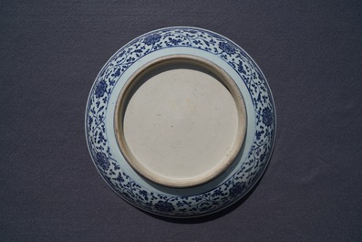 Un plat en porcelaine de Chine bleu et blanc &agrave; d&eacute;cor de rinceaux floraux de style Ming, Qianlong