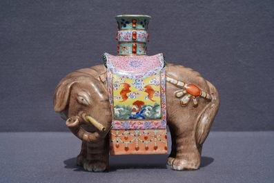 Un bougeoir en forme d'&eacute;l&eacute;phant en porcelaine de Chine famille rose, Jiaqing