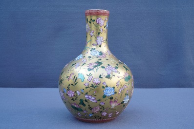 Un vase de forme bouteille en porcelaine de Chine famille rose &agrave; fond dor&eacute;, marque de Qianlong, 19/20&egrave;me