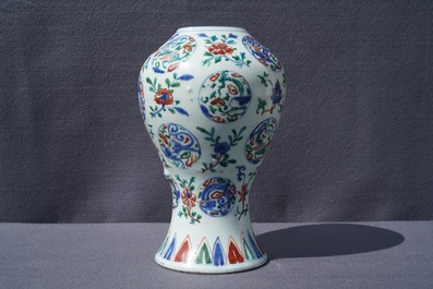 Un vase en porcelaine de Chine wucai &agrave; d&eacute;cor de m&eacute;daillons aux dragons, Jiajing