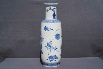 A large Chinese blue and white rouleau vase with antiquities design, 20th C.