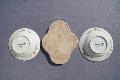 Une collection de th&eacute;i&egrave;res, pots &agrave; pinceaux et assiettes en porcelaine de Chine famille rose, 19/20&egrave;me