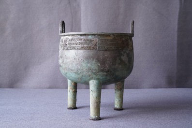 Een Chinees bronzen 'ding' ritueel vat met inscriptie, Westelijke Zhou-dynastie (11e - 8e eeuw v.C.)
