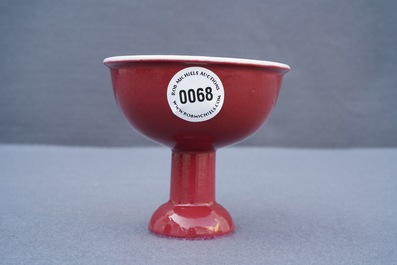 Un bol sur piedouche en porcelaine de Chine monochrome rouge rubis, 19&egrave;me