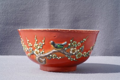 Un bol en porcelaine de Chine &agrave; d&eacute;cor en relief sur fond rouge de corail, 19&egrave;me