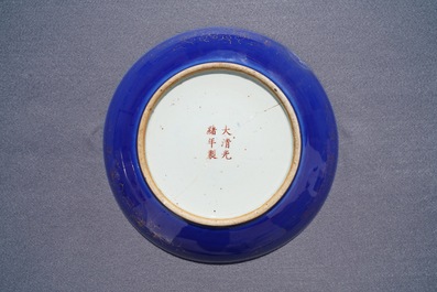 Une paire de plats en porcelaine de Chine &agrave; d&eacute;cor dor&eacute; de dragons sur fond bleu, marque et &eacute;poque de Guangxu