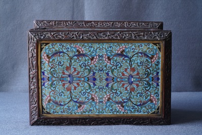 Une bo&icirc;te rectangulaire en bois sculpt&eacute; et &eacute;maux cloisonn&eacute;s, Chine, 19&egrave;me