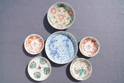 Une collection de th&eacute;i&egrave;res, pots &agrave; pinceaux et assiettes en porcelaine de Chine famille rose, 19/20&egrave;me