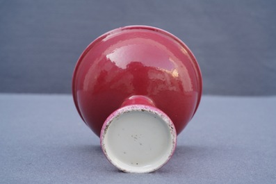 Un bol sur piedouche en porcelaine de Chine monochrome rouge rubis, 19&egrave;me