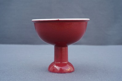 Un bol sur piedouche en porcelaine de Chine monochrome rouge rubis, 19&egrave;me