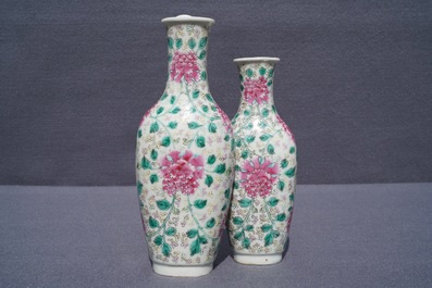 Un vase jumeau en porcelaine de Chine famille rose, 19&egrave;me