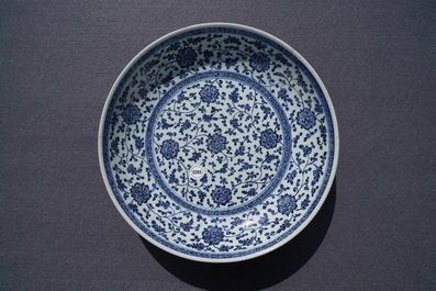 Un plat en porcelaine de Chine bleu et blanc &agrave; d&eacute;cor de rinceaux floraux de style Ming, Qianlong