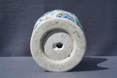 Un vase en porcelaine de Chine wucai &agrave; d&eacute;cor de m&eacute;daillons aux dragons, Jiajing