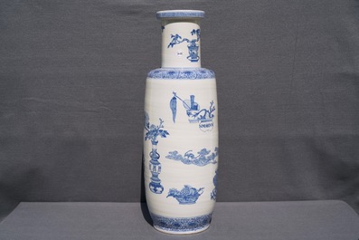 A large Chinese blue and white rouleau vase with antiquities design, 20th C.