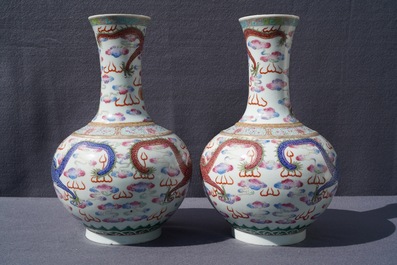 Une paire de vases en porcelaine de Chine famille rose &agrave; d&eacute;cor de dragon, marque et &eacute;poque de Guangxu