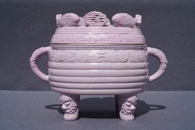 Een Chinese monochroom roze wierookbrander met deksel, 19/20e eeuw