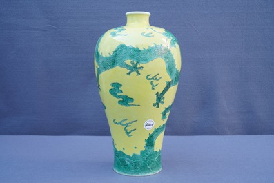 Een Chinese groen en geel-geglazuurde meiping vaas met draken, 19/20e eeuw