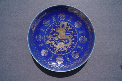 Une paire de plats en porcelaine de Chine &agrave; d&eacute;cor dor&eacute; de dragons sur fond bleu, marque et &eacute;poque de Guangxu