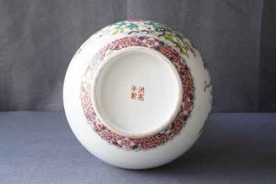 Un vase de forme tianqiu ping en porcelaine de Chine famille rose, marque de Hongxian, R&eacute;publique, 20&egrave;me