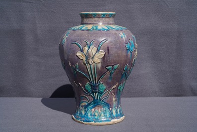 Een grote Chinese fahua meiping vaas met floraal decor, Ming
