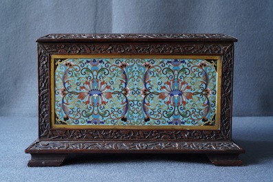 Une bo&icirc;te rectangulaire en bois sculpt&eacute; et &eacute;maux cloisonn&eacute;s, Chine, 19&egrave;me