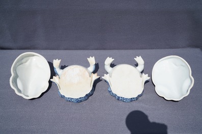 Une paire de terrines couvertes en forme de grenouilles en porcelaine de Chine bleu et blanc, 20&egrave;me