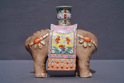 Un bougeoir en forme d'&eacute;l&eacute;phant en porcelaine de Chine famille rose, Jiaqing