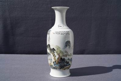 Un vase en porcelaine de Chine qianjiang cai &agrave; d&eacute;cor d'un paysage, sign&eacute; Wang Yeting, 20&egrave;me