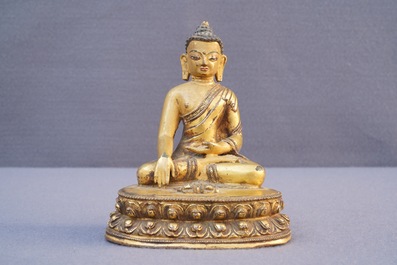 Een verguld bronzen figuur van Boeddha Vajrasana, Tibet, 15/16e eeuw