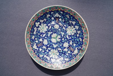 Une jardini&egrave;re, deux plats et un bol couvert en porcelaine de Chine famille rose, 19/20&egrave;me