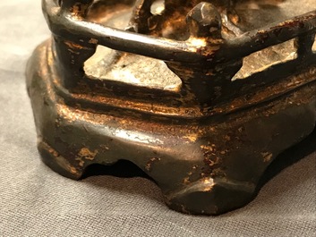 Een Chinese gelakt en verguld bronzen figuur van Guanyin op een lotustroon, Ming