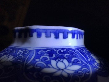 Un vase de forme balustre en porcelaine de Chine bleu et blanc, &eacute;poque Transition