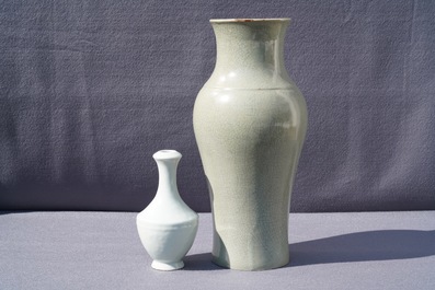 Deux vases en porcelaine de Chine monochrome et une bo&icirc;te en blanc de Chine de Dehua, 18/19&egrave;me