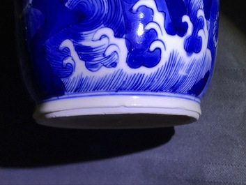 Un vase de forme rouleau en porcelaine de Chine bleu et blanc, Kangxi