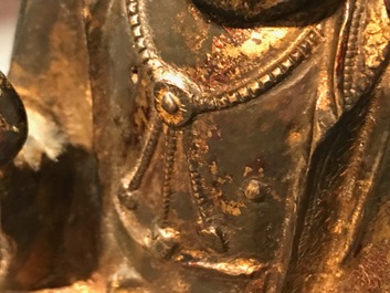 Une figure de Guanyin sur tr&ocirc;ne de lotus en bronze dor&eacute; et laqu&eacute;, Chine, Ming