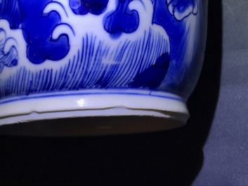 Un vase de forme rouleau en porcelaine de Chine bleu et blanc, Kangxi